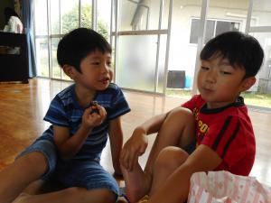 おやつを嬉しそうに食べる子どもたち